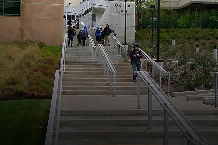 学生们走上楼梯去阿利索大厅